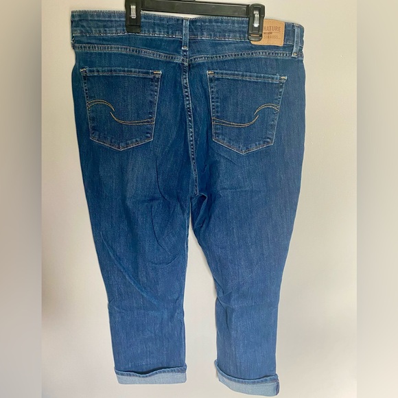 Signature by Levi Strauss Mid-rise Capri - Picture 2 of 3